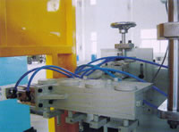 Automatic Plastics Extrusion Blow Molding (EBM) Machine, Bottles Flashes Rotary Trimming
